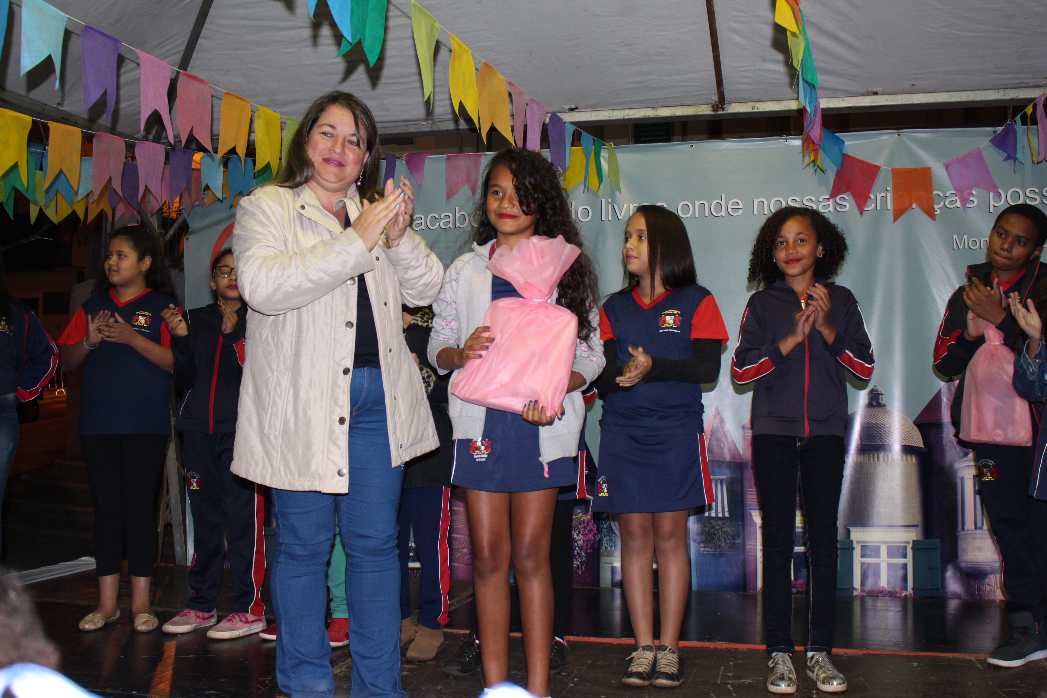 O primeiro lugar ficou com a aluna Ana Júlia Demétrio Silva, da Escola Martha Drummond Fonseca.
